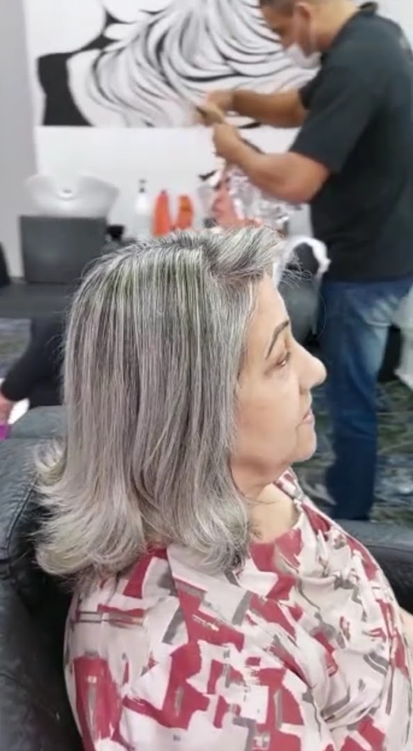 Coloração com papel alumínio sendo feita na Walter Cabeleireiros